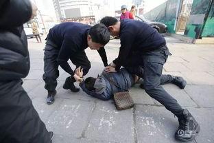 便衣警察抓捕现场遇到吃瓜群众,吃瓜群众围观成风景